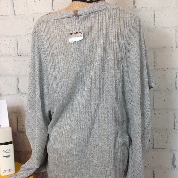 ⬇️ GREY BATWING SWEATER - Picture 2 of 7